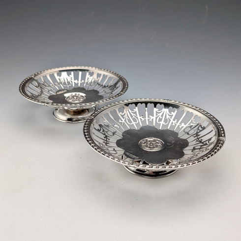 1910 年英國古董純銀小底座盤一對,總重 104 克 Mappin & Webb
